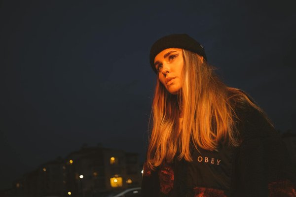 Comment associer des tops en satin avec des pantalons en cuir pour un look audacieux?