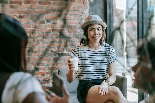 Quels conseils pour assortir des chaussures en daim avec des tenues d'hiver?